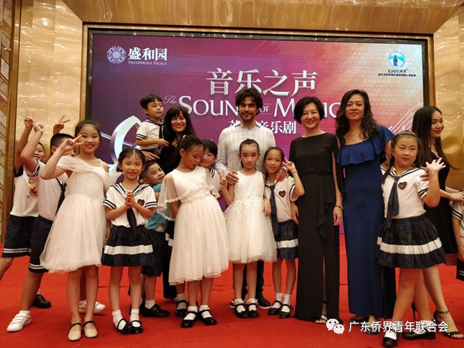 开云体育官方网站-罗马尼亚球员互赠掌声，展现友好竞技风貌