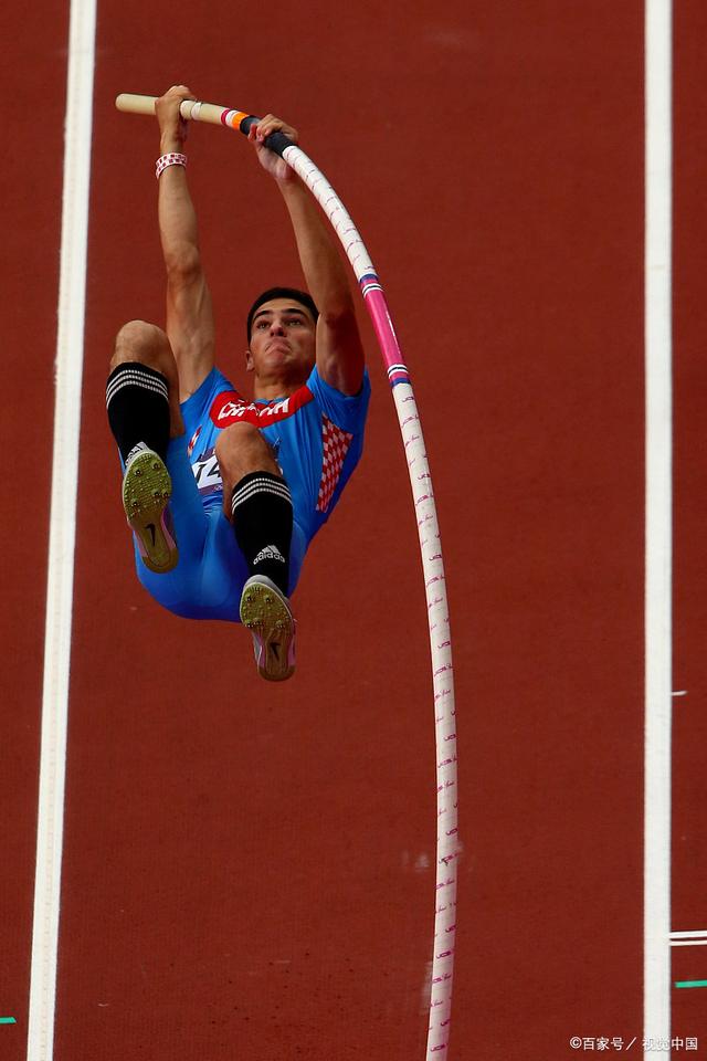 开云体育登录-纵情飞扬！跳高比赛选手挑战自我