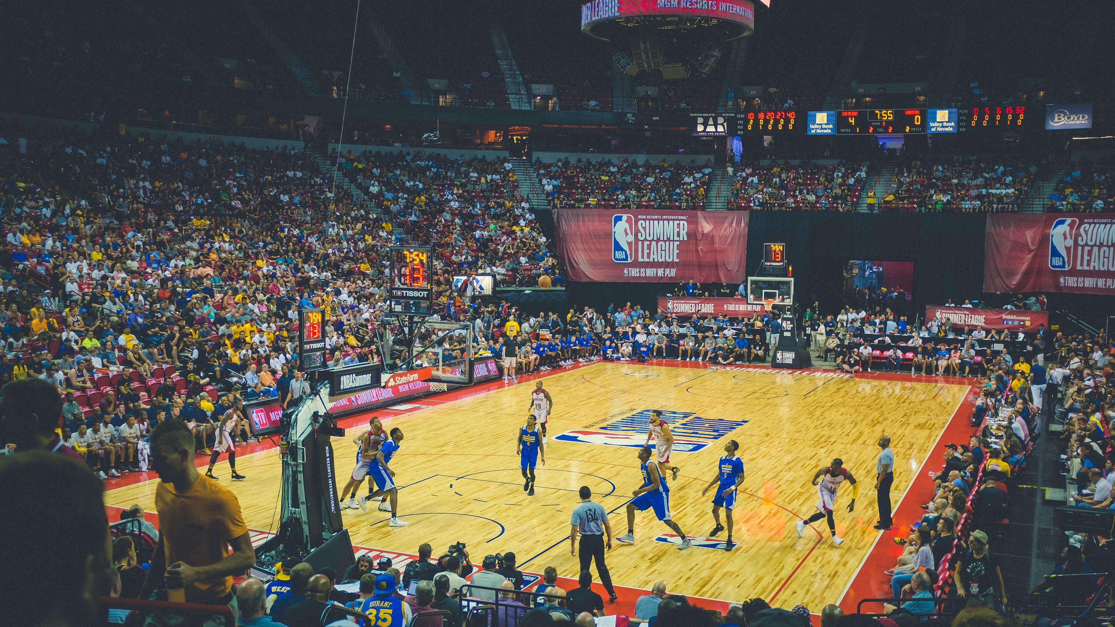 开云在线直播-跨界竞技场,当NBA悬念终结与英超争冠交叠的夜晚